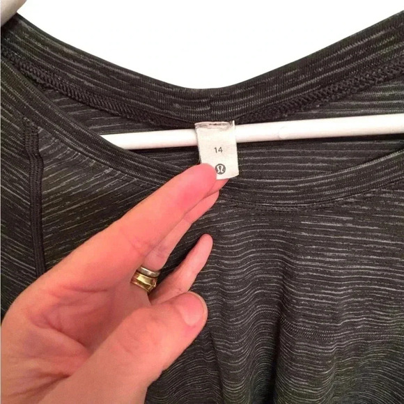 Lululemon Swiftly Tech Short Sleeve 2.0
Black / White / Black, Sz 14 - Picture 3 of 6